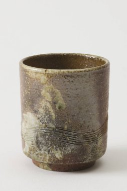 beyaz zemin üzerinde boş seramik kupa