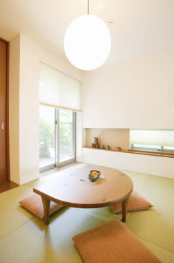 Modern Japon evindeki oturma odasının minimalist iç tasarımı