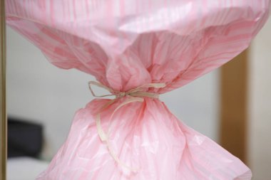 Pembe kağıt ipte asılı, kapat.