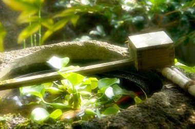 Mumlu eski ahşap masa.