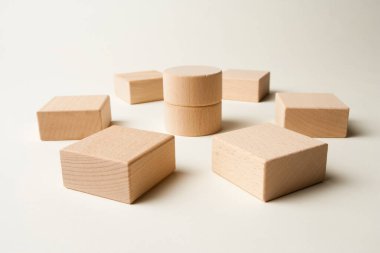 Beyaz arkaplanda tahta bloklar, kapatın