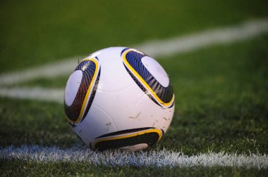 Stadyumda çimlerin üzerinde futbol topu