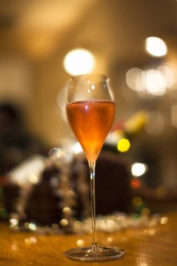 Bulanık bir geçmişi olan bir kadeh şampanya. Yılbaşı geçmişi. Şenlik havası. 