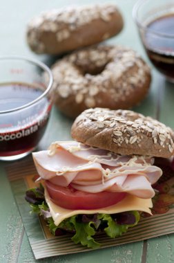 Beyaz arka planda taze simit 