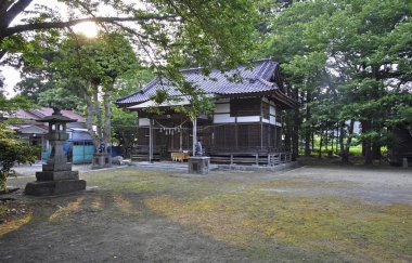 Güzel antik Japon tapınağının manzaralı görüntüsü.