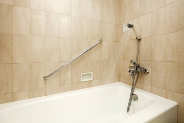 Evinde duş olan modern bir banyo. 