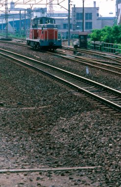 Asya şehrinden geçen trenin gündüz görüntüsü