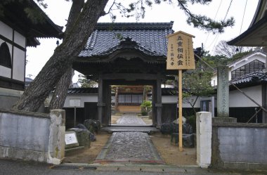 Güzel antik Japon tapınağının manzaralı görüntüsü.