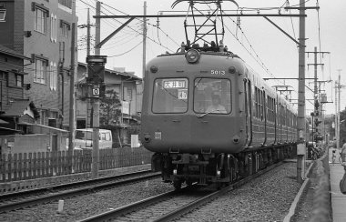 Şehirdeki tren istasyonu, siyah beyaz çekim.  