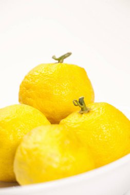 Beyazlar üzerinde taze limonlar