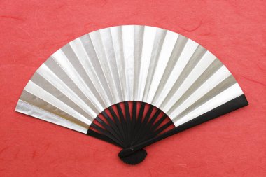 Kırmızı kumaş arka planda kırmızı fan