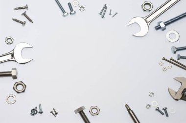 Beyaz arka planda metal fındık, cıvata ve vidalar izole