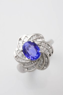 Beyaz arka planda elmas yüzük mücevherleri.