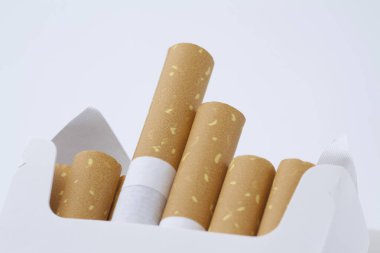 Sigaralar pakette. Yakın çekim.