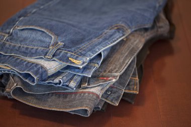 Ahşap masa arkaplanındaki kot yığını.