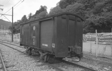 Japon Demiryollarının Gündüz Siyah ve Beyaz Çekimi