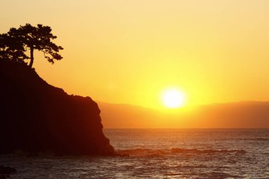 Denizde güzel bir gün batımı. doğa arkaplanı