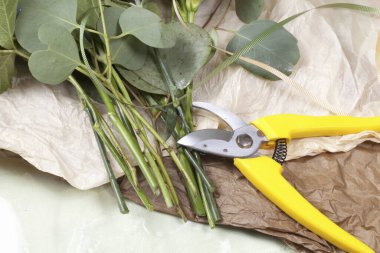 Çiçekçi buketi yakından görüyor.