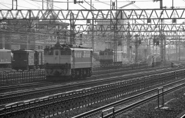 Şehirdeki tren istasyonu, siyah beyaz çekim. 