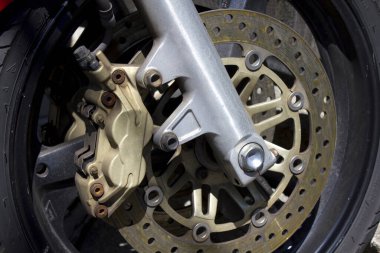 Motosiklet ön tekerlek fren sistemi bileşenlerini gösteren yakın plan