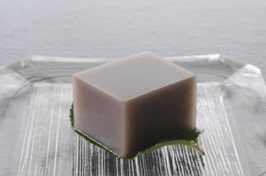 Yaprağın üzerinde duran kare jöle parçası