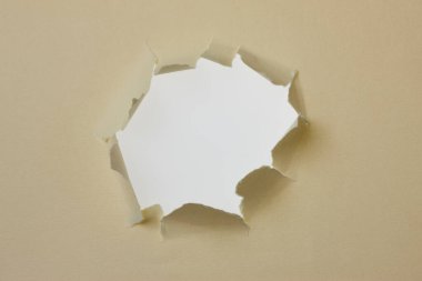 Kağıt arkaplanda beyaz yırtık delik