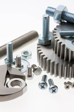 Metal civata ve viteslerin beyaz arkaplandaki yakın görüntüsü      