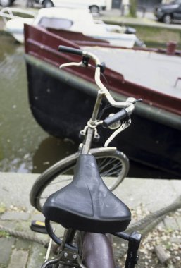 Kanal yakınına park edilmiş bisikletin yakın görüntüsü