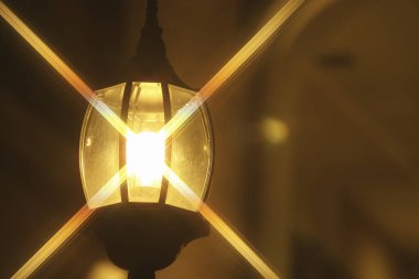 Odada parlayan ampul.