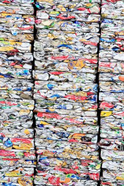 Satırlarda sıkıştırılmış renkli geri dönüşümlü malzeme yığınları
