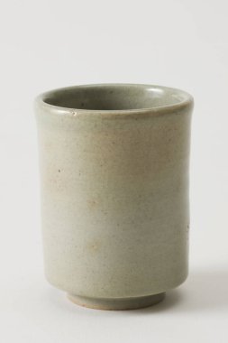 beyaz zemin üzerinde boş seramik kupa