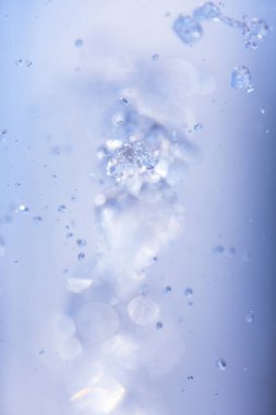 Su havaya düşer, arka plan bulanıklaşır. Soyut arkaplan 
