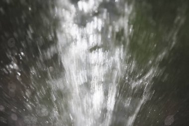 Su damlalarını kapatın ve bulanık doğal arkaplanı ıslatın.      