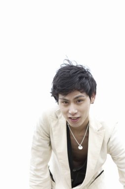 Beyaz arka planda yakışıklı Asyalının portresi 