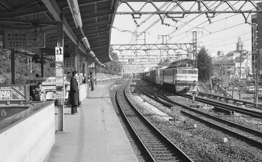 Japonya 'daki eski tren, sepya fotoğrafı.