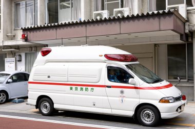 Ambulans arabası caddede park halinde.