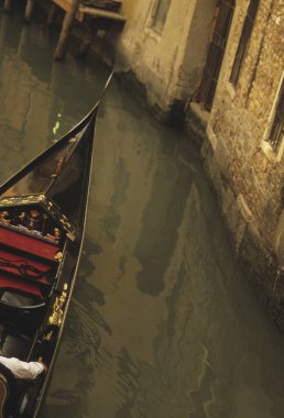 Venedik, İtalya 'da gondolun yüksek açılı görüntüsü.