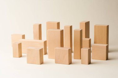 Beyaz arkaplanda tahta bloklar, kapatın