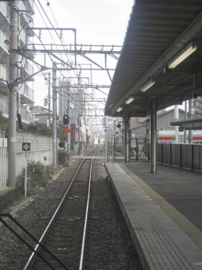 Japon şehrindeki tren istasyonunun gündüz görüşü