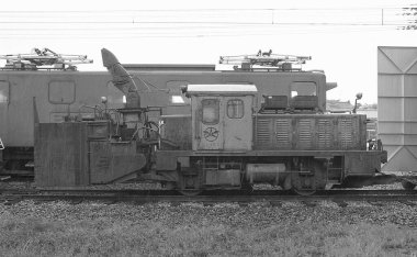 Demiryollarındaki eski trenin siyah beyaz fotoğrafı 