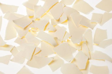 beyaz arkaplanda izole edilmiş beyaz peynir parçaları.