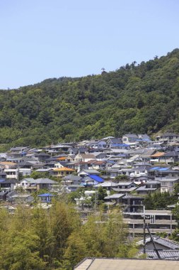 şehir arkaplanı, şehirdeki evlerin manzarası 