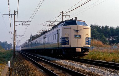 Eski tren hızla geçiyor. 