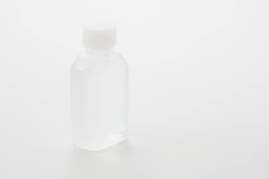 Beyaz arka planda izole edilmiş plastik ilaç şişesi.. 