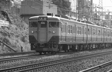Şehirdeki tren istasyonu, siyah beyaz çekim. 