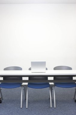 Laptop bilgisayarlı ofis masası 