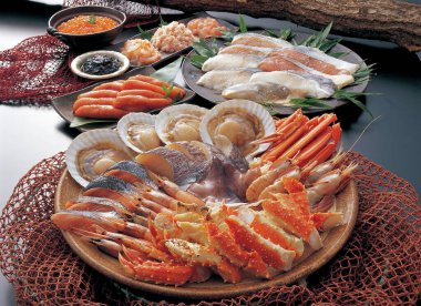 Masadaki lezzetli yiyeceklerin yakın plan görüntüsü.