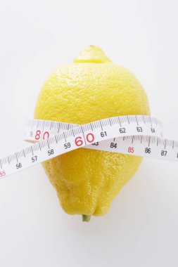 Taze limon ve mezura, diyet konsepti