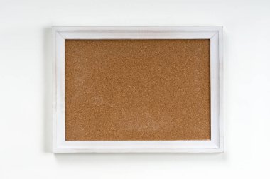 Beyaz arkaplanda boş kahverengi mantar çerçeve