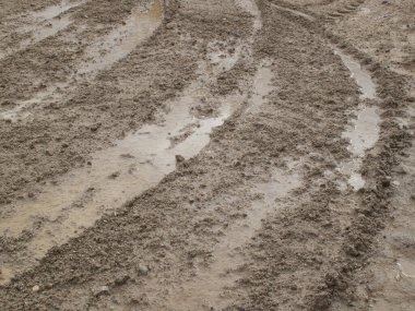 Yağmurdan sonra çamurda kirli yol 